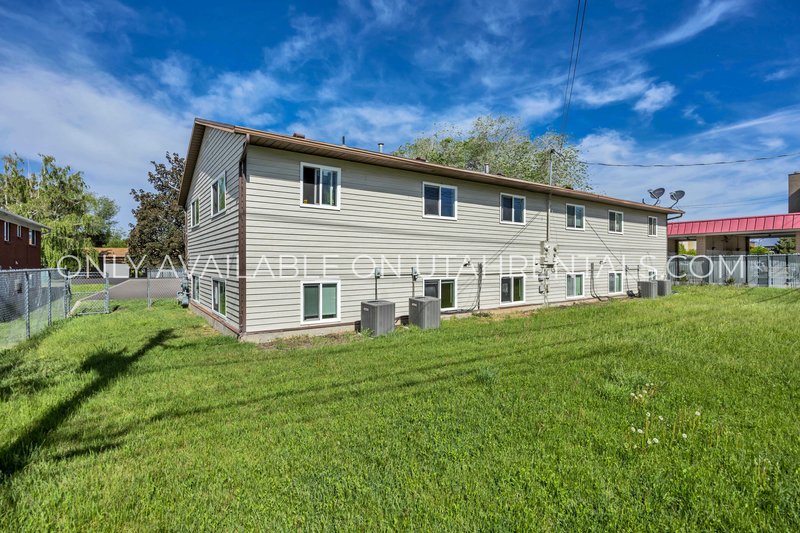 Cute 3/1 Duplex available now! property image