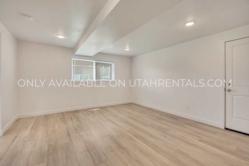 Cute 3/1 Duplex available now! property image