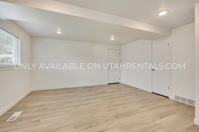 Cute 3/1 Duplex available now! property image