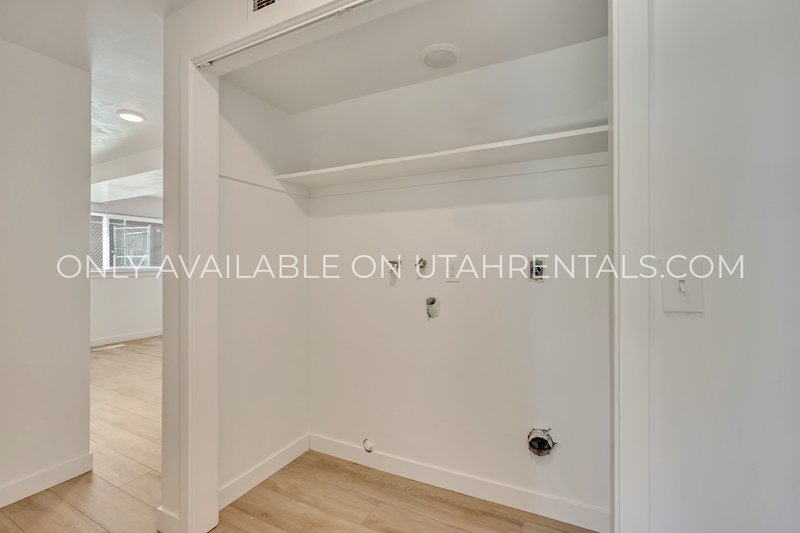 Cute 3/1 Duplex available now! property image