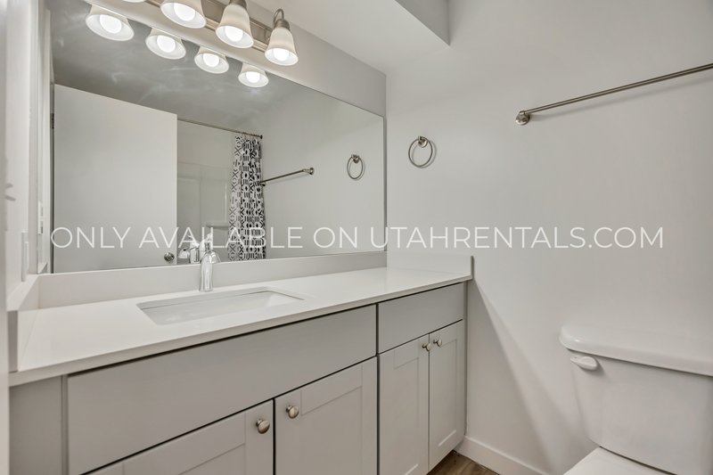 Cute 3/1 Duplex available now! property image