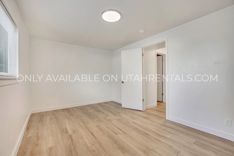 Cute 3/1 Duplex available now! property image