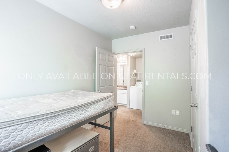 Private Room Available at Lanai property image