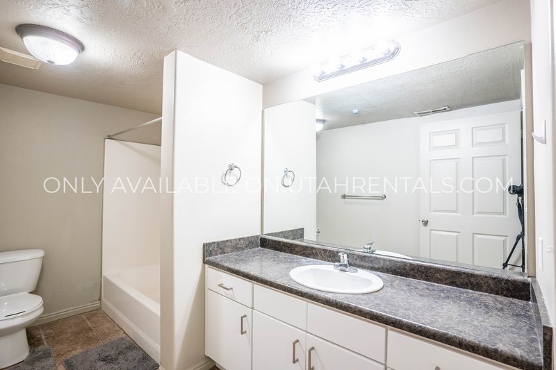 Private Room Available at Lanai property image