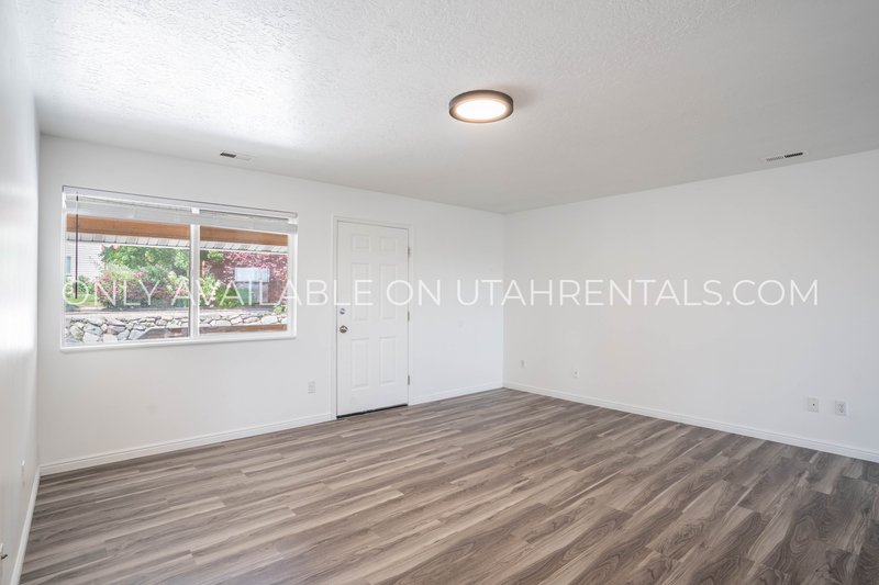 Spacious 3-Bedroom Apartment with Mountain Views and Backyard Oasis property image