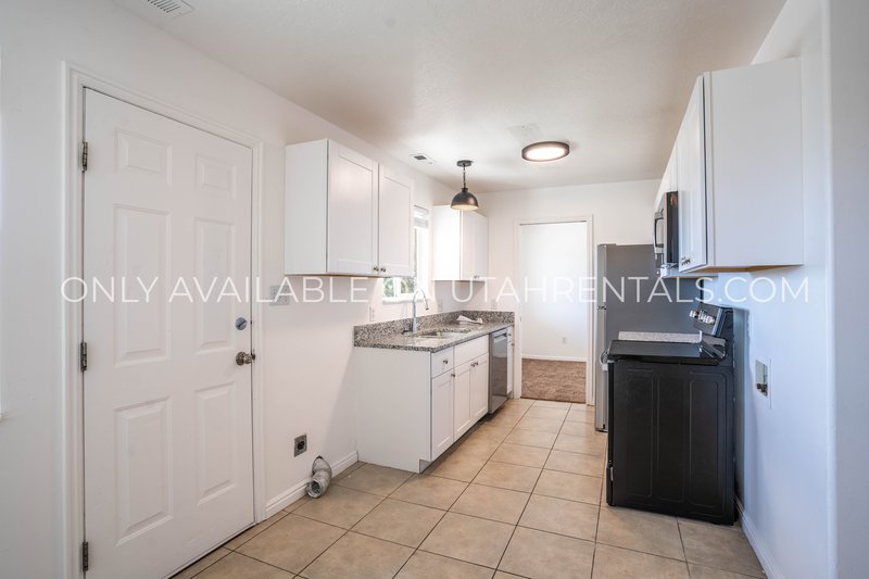 Spacious 3-Bedroom Apartment with Mountain Views and Backyard Oasis property image