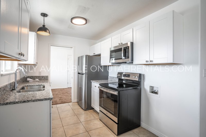 Spacious 3-Bedroom Apartment with Mountain Views and Backyard Oasis property image