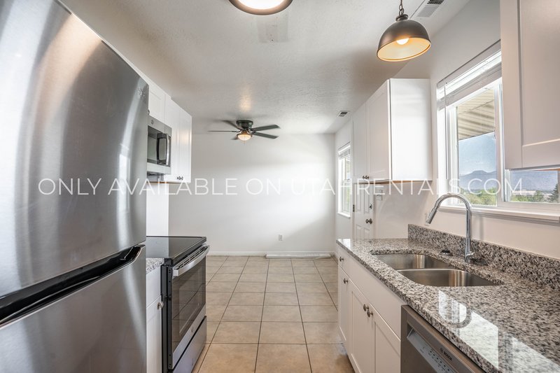 Spacious 3-Bedroom Apartment with Mountain Views and Backyard Oasis property image