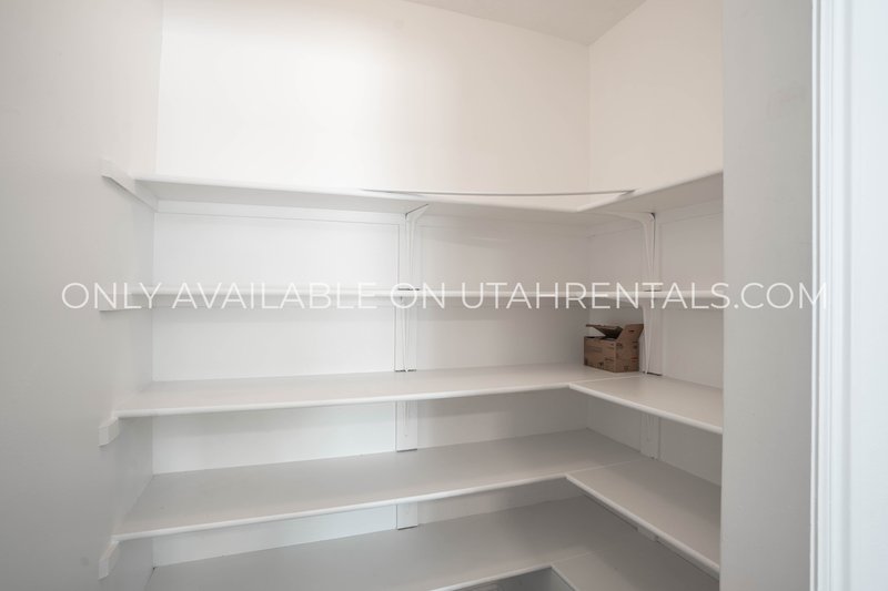 Spacious 3-Bedroom Apartment with Mountain Views and Backyard Oasis property image