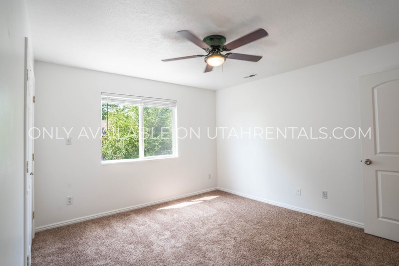 Spacious 3-Bedroom Apartment with Mountain Views and Backyard Oasis property image