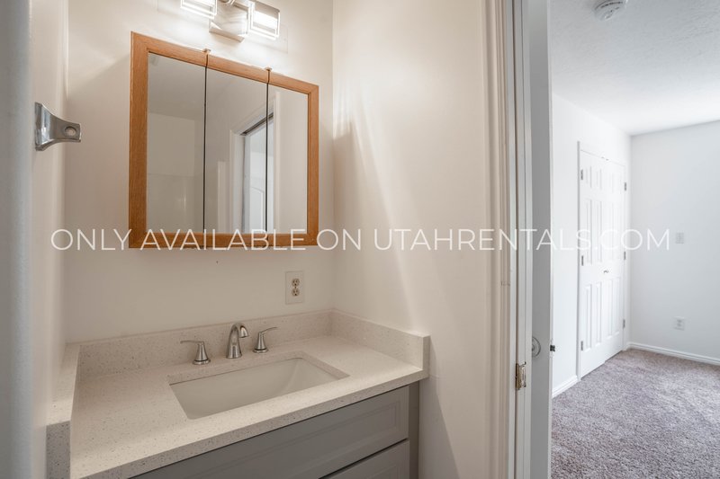 Spacious 3-Bedroom Apartment with Mountain Views and Backyard Oasis property image