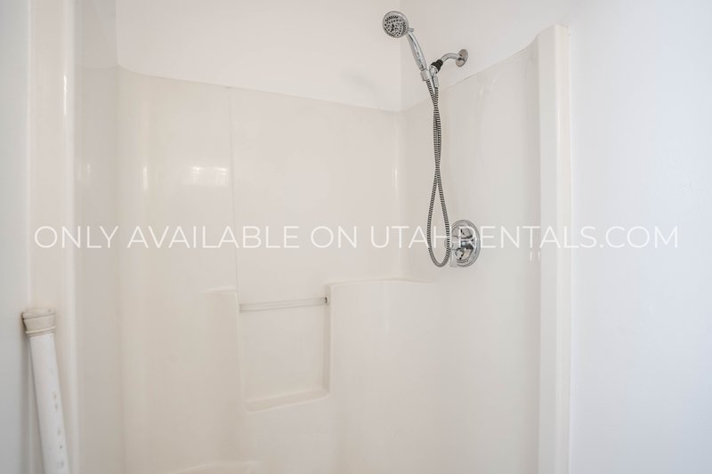 Spacious 3-Bedroom Apartment with Mountain Views and Backyard Oasis property image