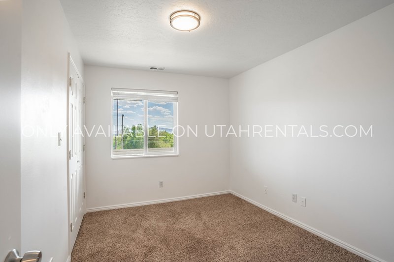 Spacious 3-Bedroom Apartment with Mountain Views and Backyard Oasis property image