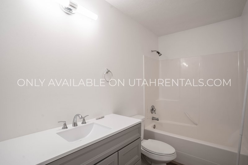 Spacious 3-Bedroom Apartment with Mountain Views and Backyard Oasis property image