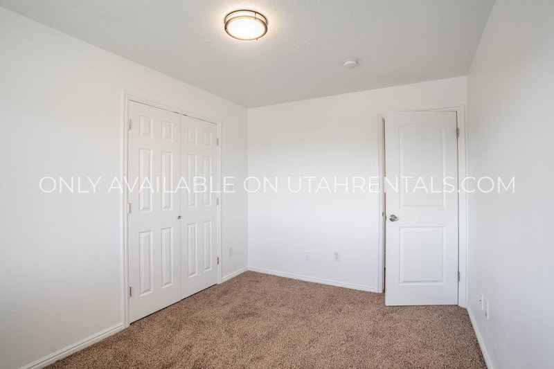 Spacious 3-Bedroom Apartment with Mountain Views and Backyard Oasis property image