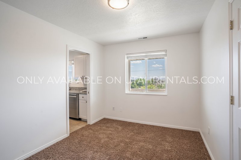 Spacious 3-Bedroom Apartment with Mountain Views and Backyard Oasis property image