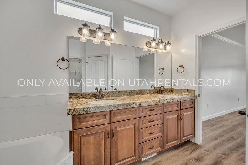 Gorgeous 4 Bedroom - Overlooking Thanksgiving Point Golf Course property image