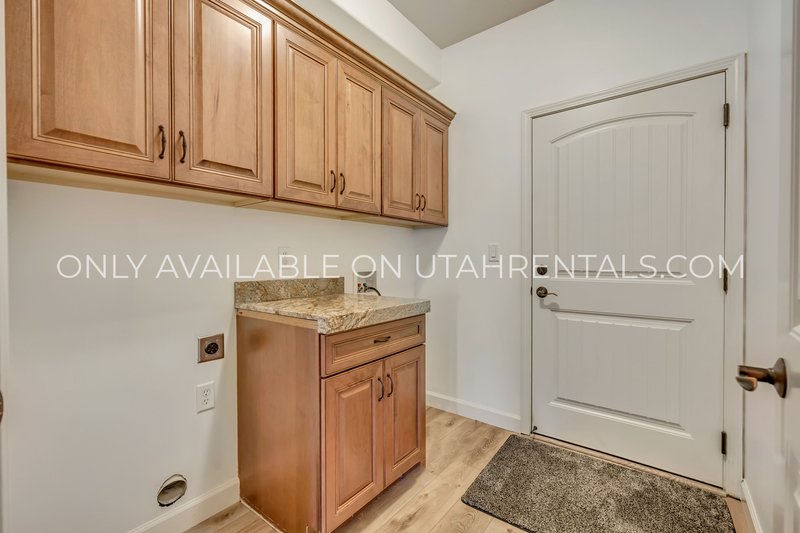 Gorgeous 4 Bedroom - Overlooking Thanksgiving Point Golf Course property image
