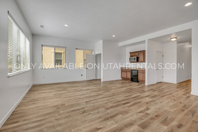 Gorgeous 4 Bedroom - Overlooking Thanksgiving Point Golf Course property image