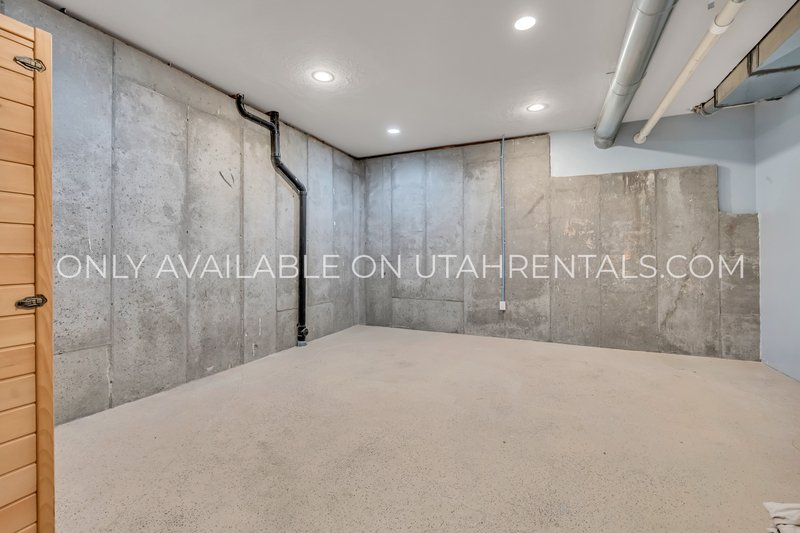 Gorgeous 4 Bedroom - Overlooking Thanksgiving Point Golf Course property image