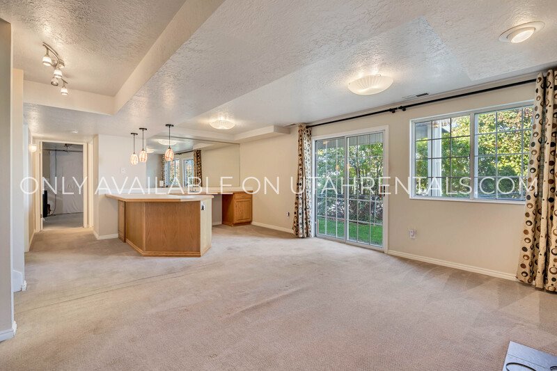 Move in Special !! Luxury Bountiful Bench Home with Spectacular Views and Vaulted Ceilings property image