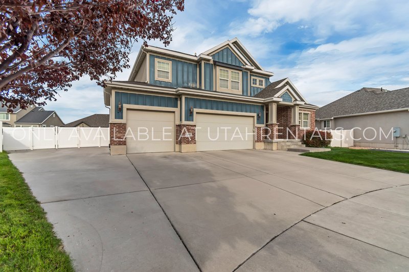 Amazing two bedroom basement apartment! property image