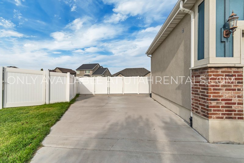 Amazing two bedroom basement apartment! property image