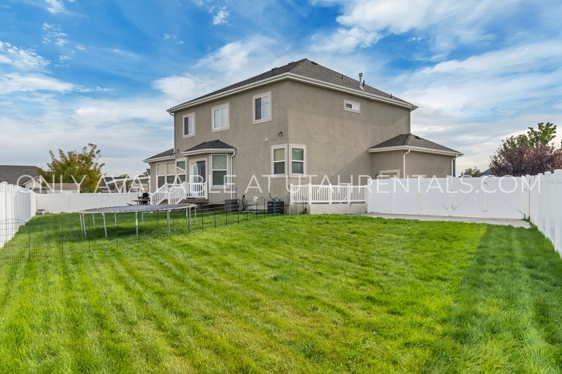 Amazing two bedroom basement apartment! property image