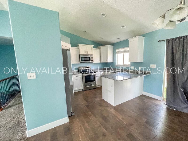 Modern 5-Bedroom Home with Open Floor Plan and Scenic Views property image