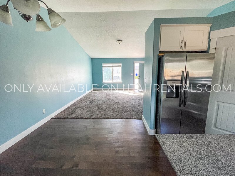 Modern 5-Bedroom Home with Open Floor Plan and Scenic Views property image