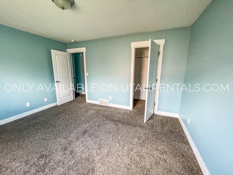 Modern 5-Bedroom Home with Open Floor Plan and Scenic Views property image