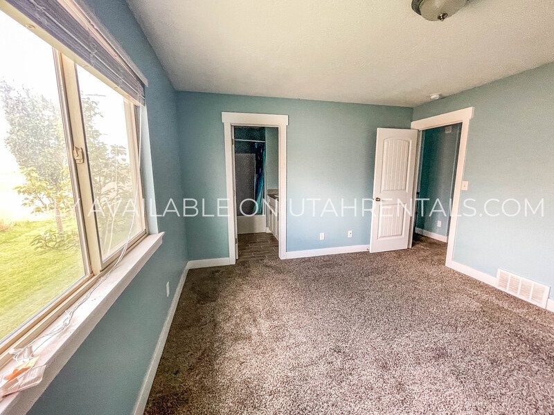 Modern 5-Bedroom Home with Open Floor Plan and Scenic Views property image