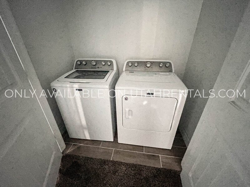 Modern 5-Bedroom Home with Open Floor Plan and Scenic Views property image