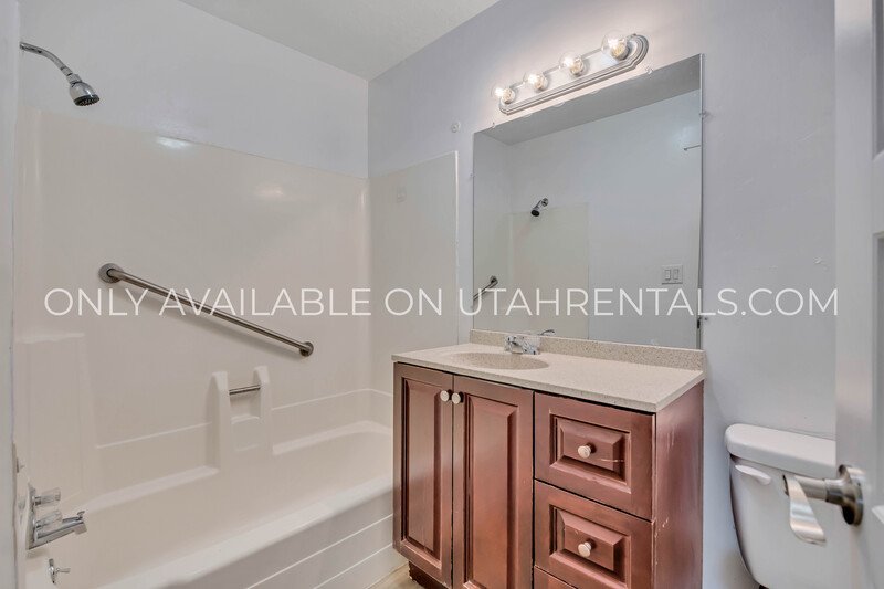 215 E 100 N Unit 12 property image