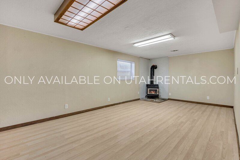 5 bed 2 bath home in West Valley property image