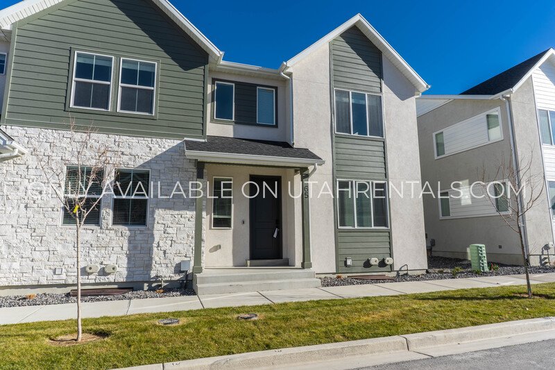Spacious Brand New Mapleton Townhome – Mountain Views & Modern Comfort property image