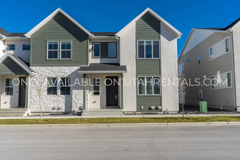 Spacious Brand New Mapleton Townhome – Mountain Views & Modern Comfort property image
