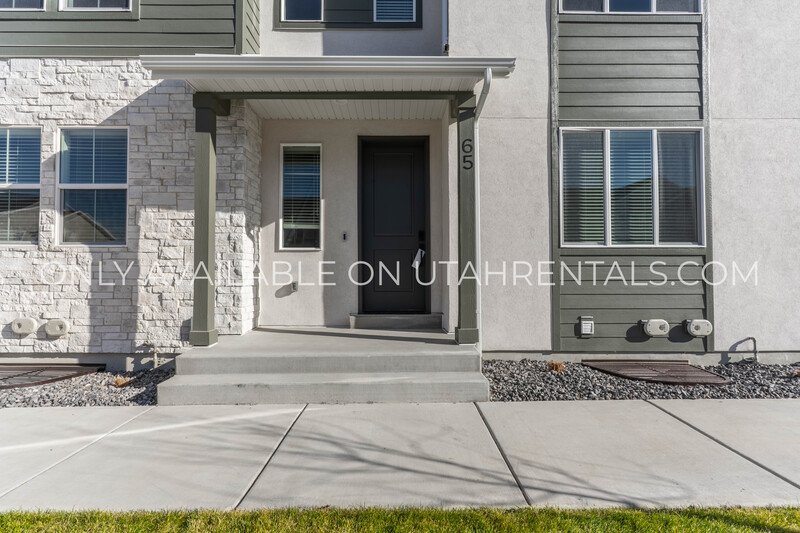 Spacious Brand New Mapleton Townhome – Mountain Views & Modern Comfort property image