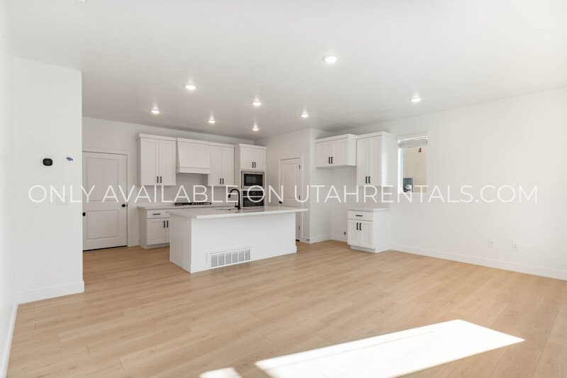 Spacious Brand New Mapleton Townhome – Mountain Views & Modern Comfort property image