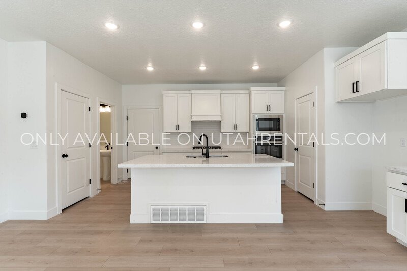Spacious Brand New Mapleton Townhome – Mountain Views & Modern Comfort property image
