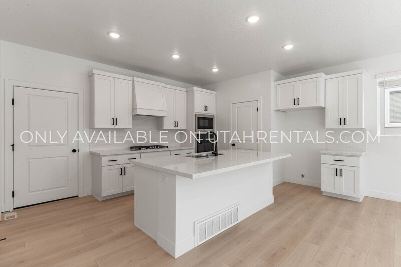 Spacious Brand New Mapleton Townhome – Mountain Views & Modern Comfort property image