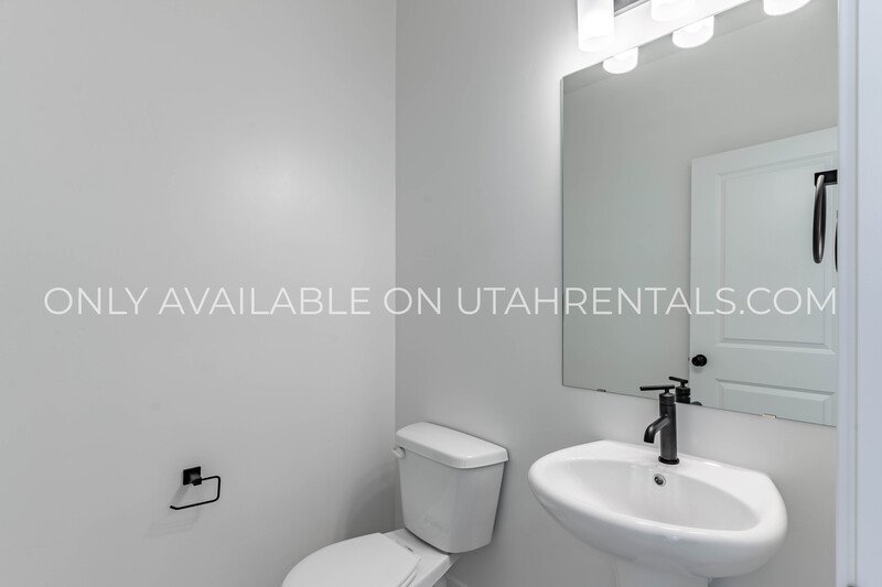 Spacious Brand New Mapleton Townhome – Mountain Views & Modern Comfort property image