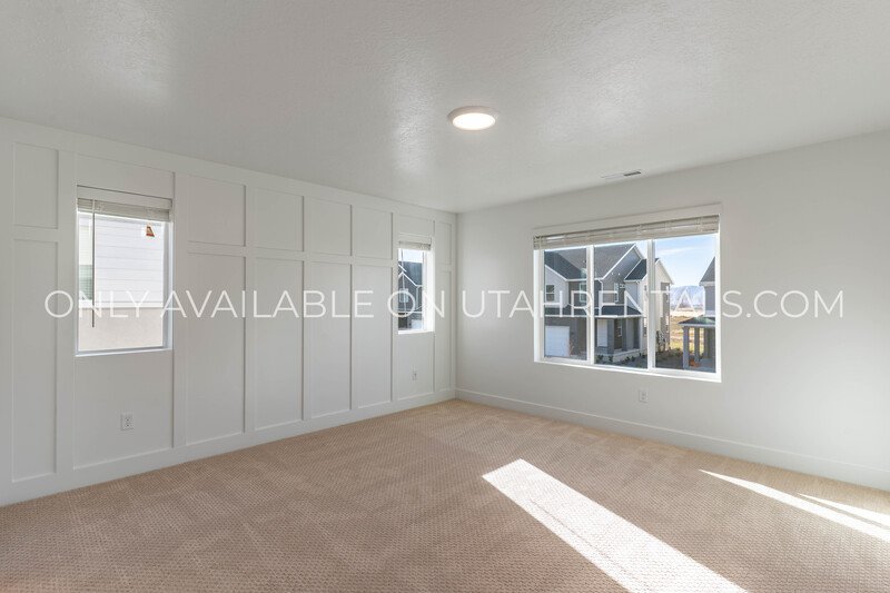 Spacious Brand New Mapleton Townhome – Mountain Views & Modern Comfort property image