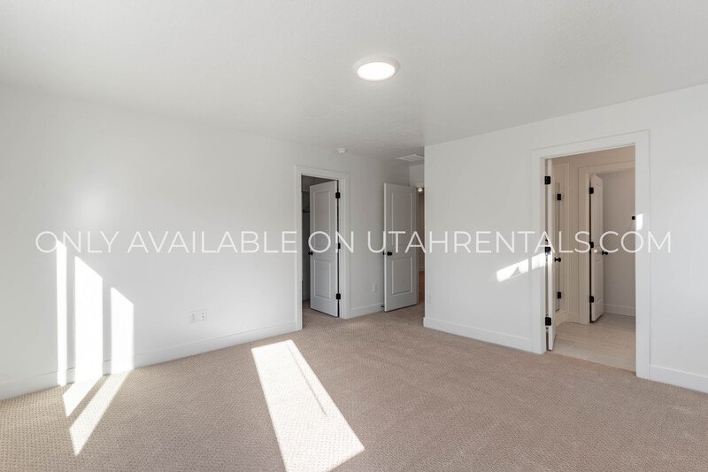 Spacious Brand New Mapleton Townhome – Mountain Views & Modern Comfort property image