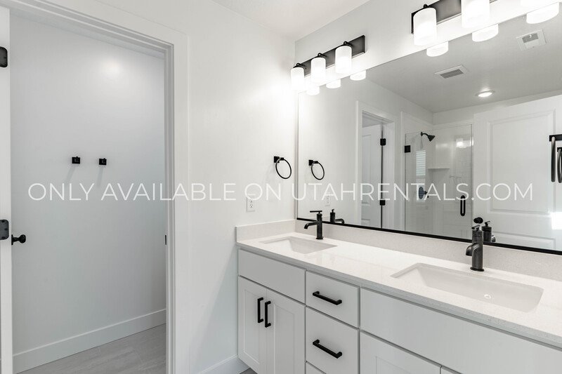 Spacious Brand New Mapleton Townhome – Mountain Views & Modern Comfort property image