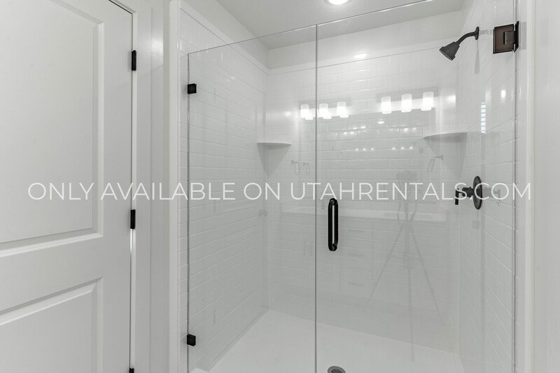 Spacious Brand New Mapleton Townhome – Mountain Views & Modern Comfort property image