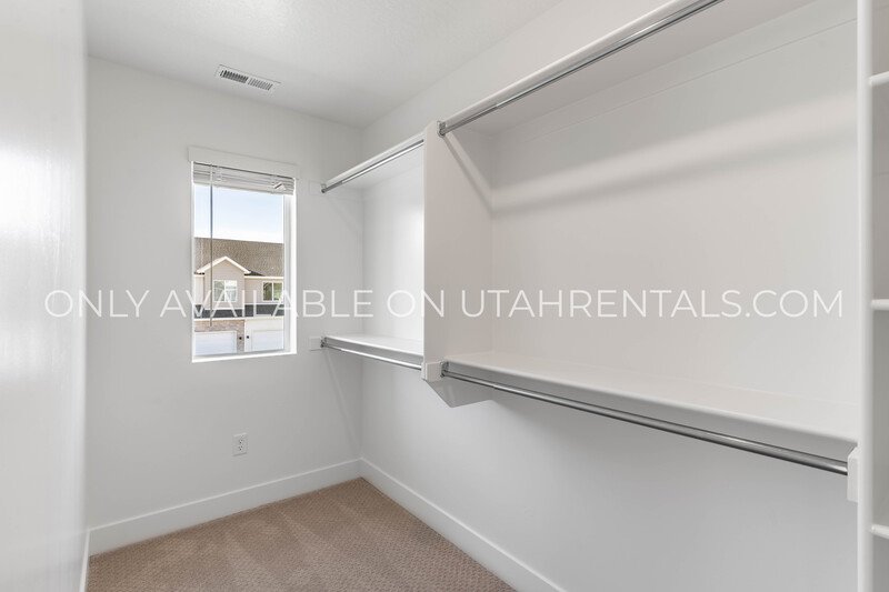 Spacious Brand New Mapleton Townhome – Mountain Views & Modern Comfort property image