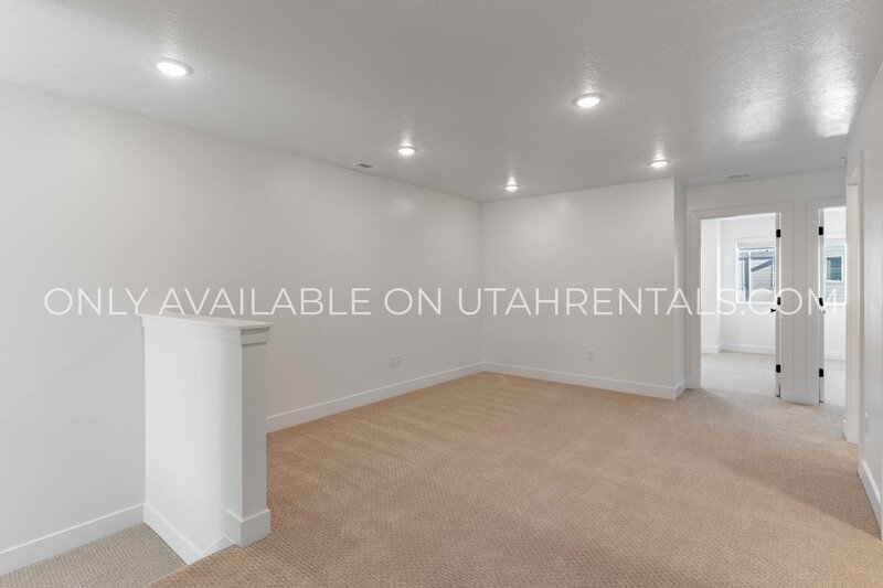 Spacious Brand New Mapleton Townhome – Mountain Views & Modern Comfort property image