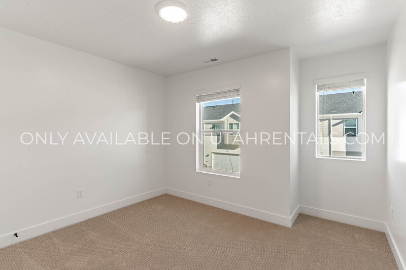 Spacious Brand New Mapleton Townhome – Mountain Views & Modern Comfort property image