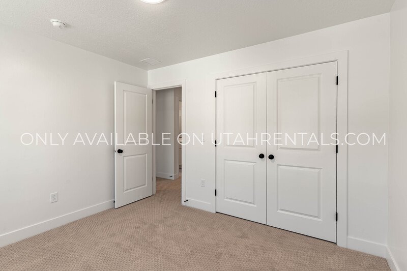 Spacious Brand New Mapleton Townhome – Mountain Views & Modern Comfort property image